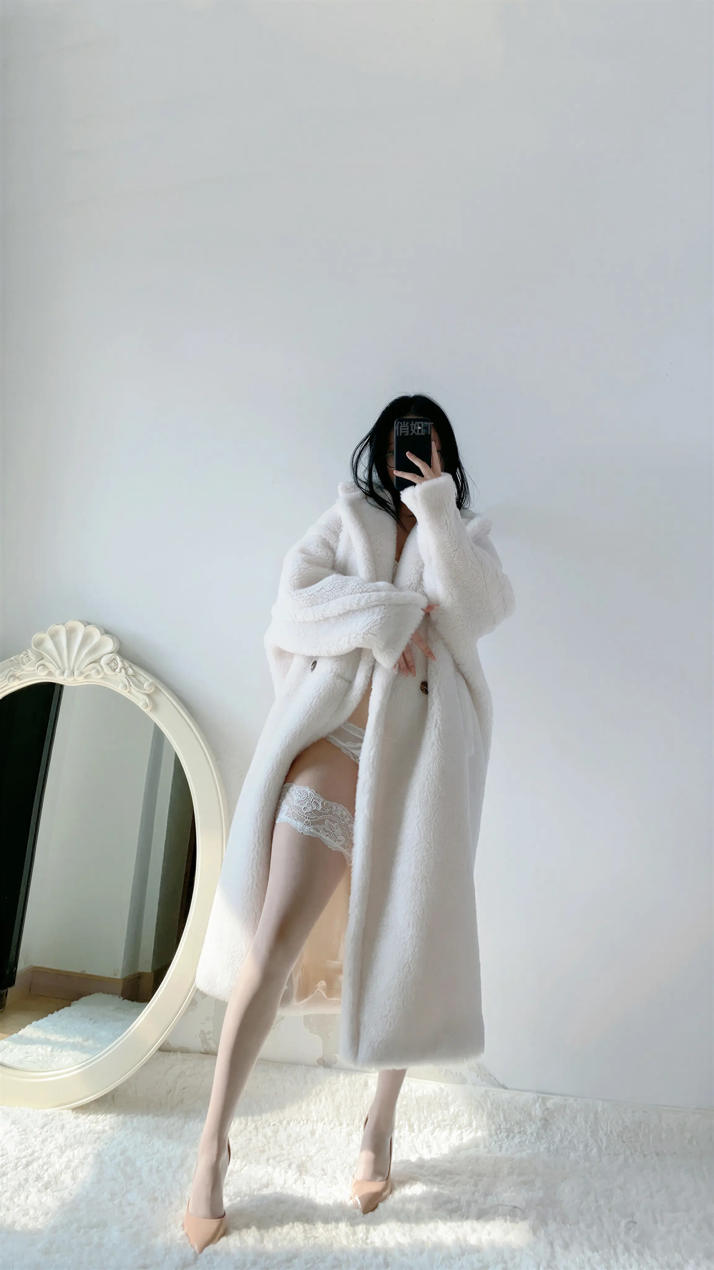 俏妞qiaoniuTT – 毛绒大衣里面穿内衣 6P